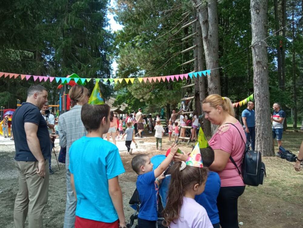 <p>„Ovaj naš mali poduhvat je usrećio djecu i to je najvažnije. Zahvalnost dugujem firmama Montis, Explorer i hotelu Bjanka. Svi oni su pomogli da ovaj mali raj napravimo za djecu i mlade“, rekla je predsjednica Opštine Marta Šćepanović</p>