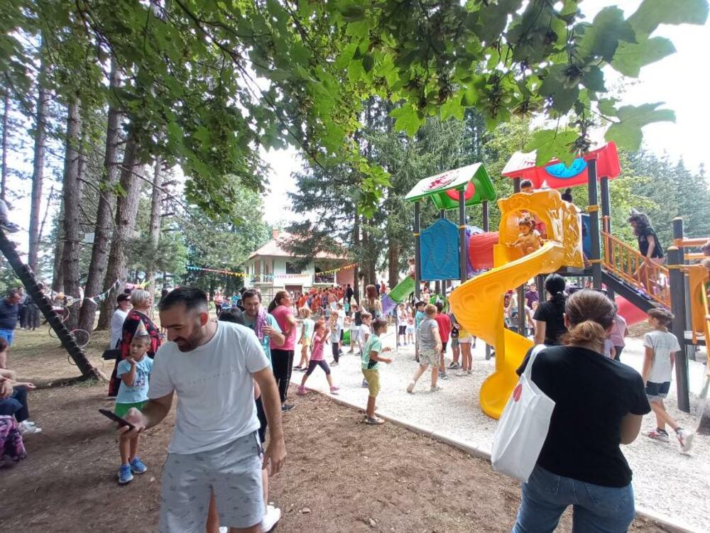 <p>„Ovaj naš mali poduhvat je usrećio djecu i to je najvažnije. Zahvalnost dugujem firmama Montis, Explorer i hotelu Bjanka. Svi oni su pomogli da ovaj mali raj napravimo za djecu i mlade“, rekla je predsjednica Opštine Marta Šćepanović</p>