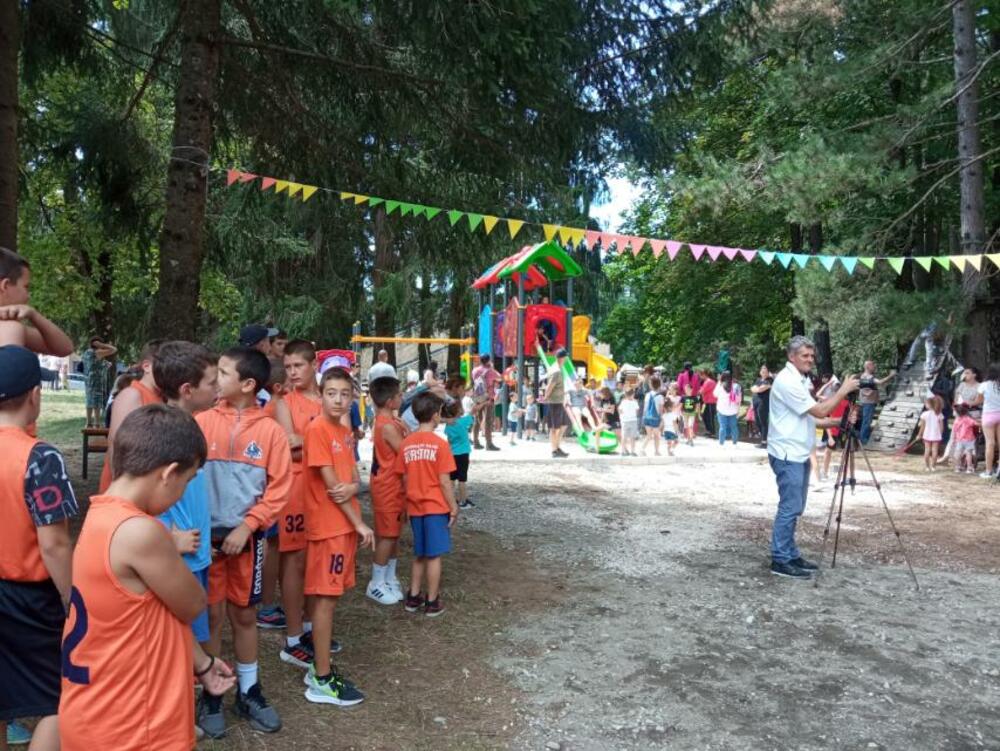 <p>„Ovaj naš mali poduhvat je usrećio djecu i to je najvažnije. Zahvalnost dugujem firmama Montis, Explorer i hotelu Bjanka. Svi oni su pomogli da ovaj mali raj napravimo za djecu i mlade“, rekla je predsjednica Opštine Marta Šćepanović</p>