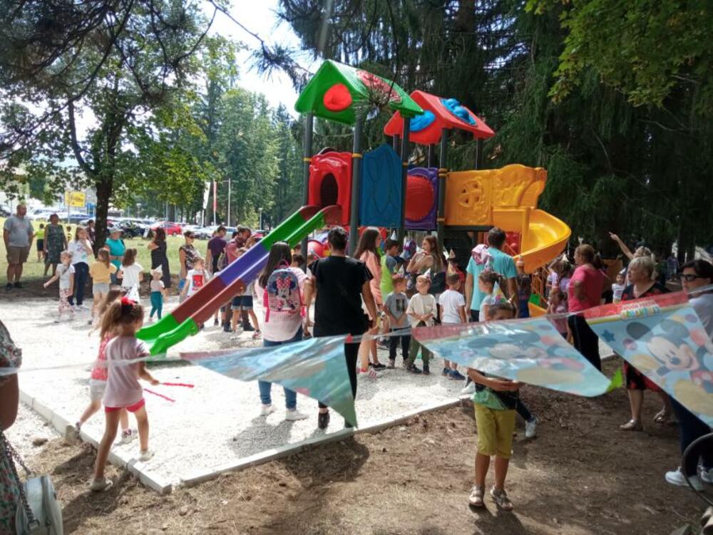 <p>„Ovaj naš mali poduhvat je usrećio djecu i to je najvažnije. Zahvalnost dugujem firmama Montis, Explorer i hotelu Bjanka. Svi oni su pomogli da ovaj mali raj napravimo za djecu i mlade“, rekla je predsjednica Opštine Marta Šćepanović</p>