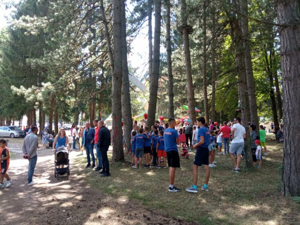 <p>„Ovaj naš mali poduhvat je usrećio djecu i to je najvažnije. Zahvalnost dugujem firmama Montis, Explorer i hotelu Bjanka. Svi oni su pomogli da ovaj mali raj napravimo za djecu i mlade“, rekla je predsjednica Opštine Marta Šćepanović</p>