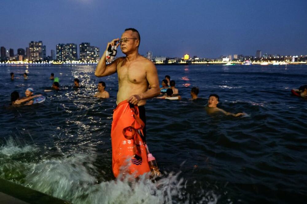 Kupanje u rijeci Han i Jangce tokom toplotnog talasa u Vuhanu, provincija Hubej, Foto: Getty Images