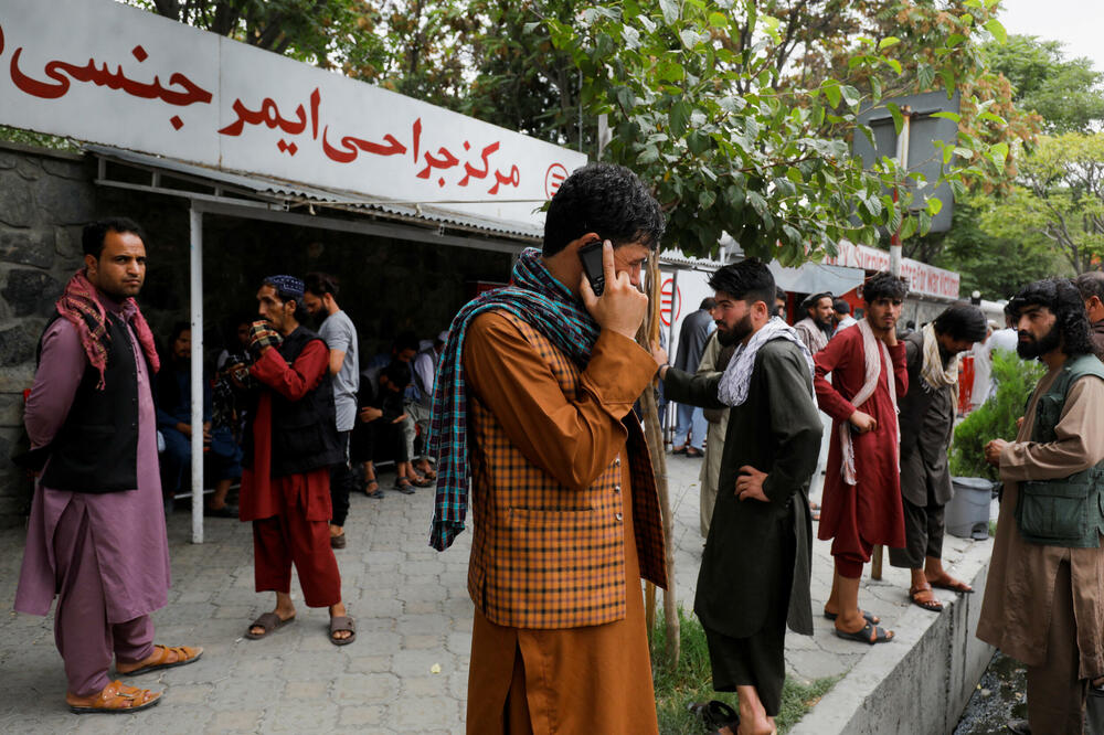 Članovi porodica povrijeđenih u napadu ispred bolnice u Kabulu, Foto: Reuters