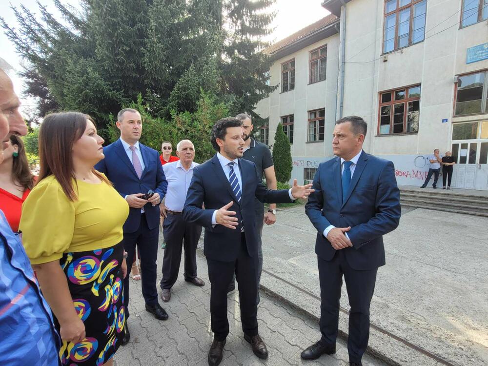 <p>Ministar Vojinović je podsjetio da je škola, koju pohađa oko 1.000 učenika trebalo da bude završena u septembru prošle godine i najavio da će problem oko nastavka izgradnje biti razmatran na prvoj sljedećoj sjedinici Vlade</p>