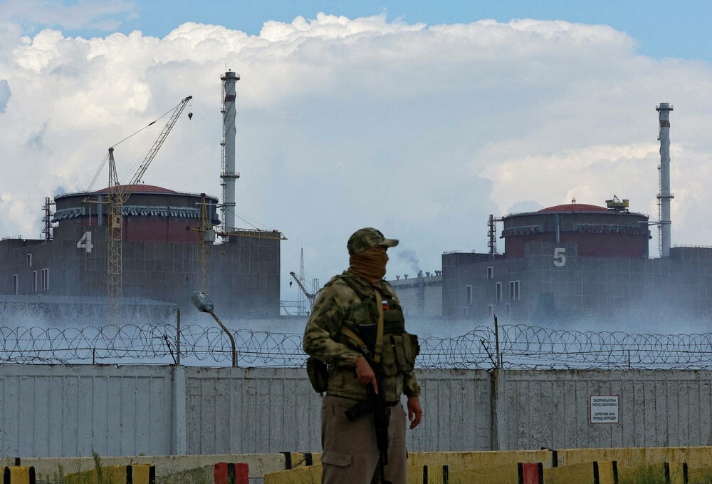 Vojnik sa ruskim oznakama ispred nuklearne  elektrane u Zaporožju, 4. avgusta 2022. 