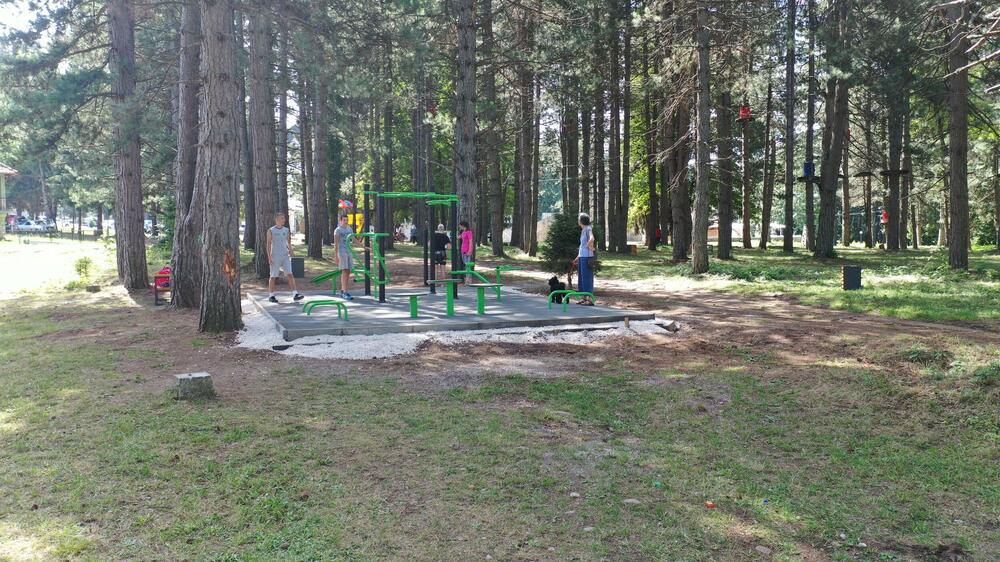 <p>Donacija je obuhvatila nabavku 15 klupa, 4 stuba sa led svjetiljkama, 10 kanti za otpatke, 65 metara oborenih ivičnjaka i 20m³ greze za podlogu, koje su postavljene u skladu sa opštinskim planovima.</p>