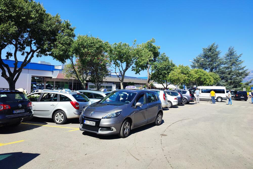 Taksi stanica na aerodromu Tivat, Foto: Siniša Luković