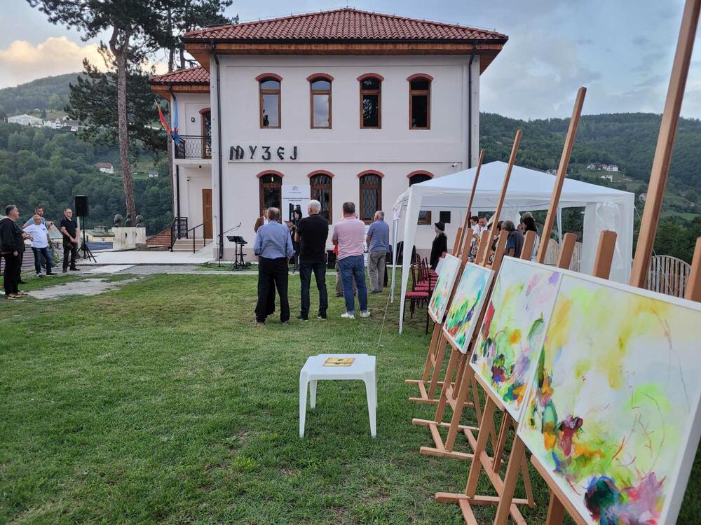 <p>“Bijelo Polje ovim susretima pokazuje poseban odnos i poštovanje prema slikarima i ikonopiscima Lazovićima, jer su to svojim radom i djelovanjem zaslužili, ali značaj manifestacije je svakako promocija i uključivanje mladih slikara koji stvaraju savremena”</p>