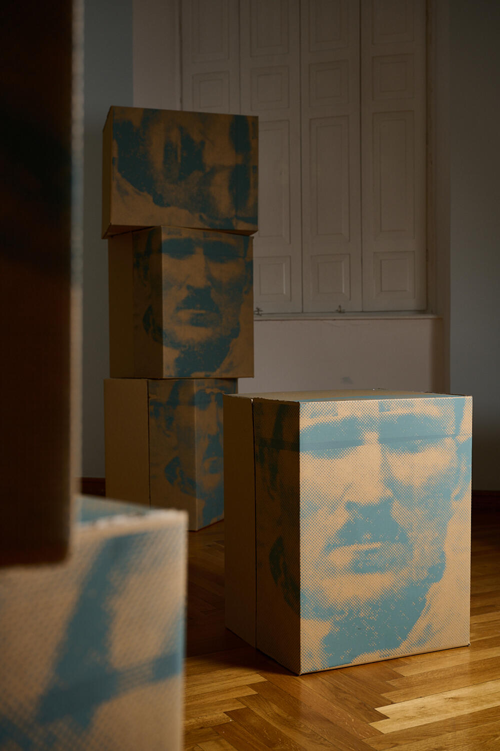 Detalj sa izložbe “Cinizam srebrnog kontejnera”