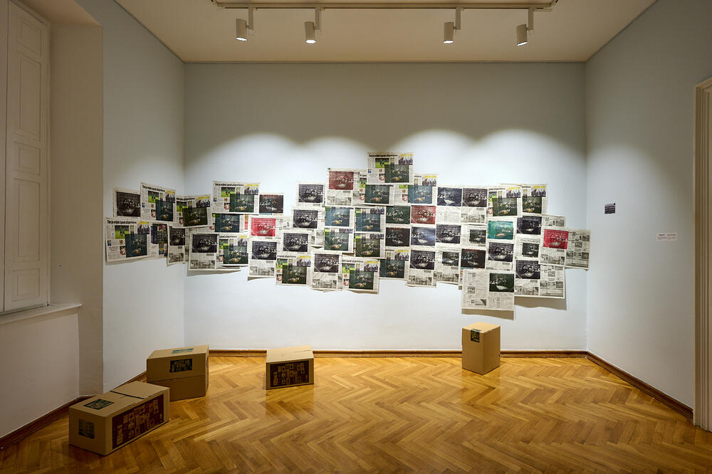 Detalj sa izložbe “Cinizam srebrnog kontejnera”