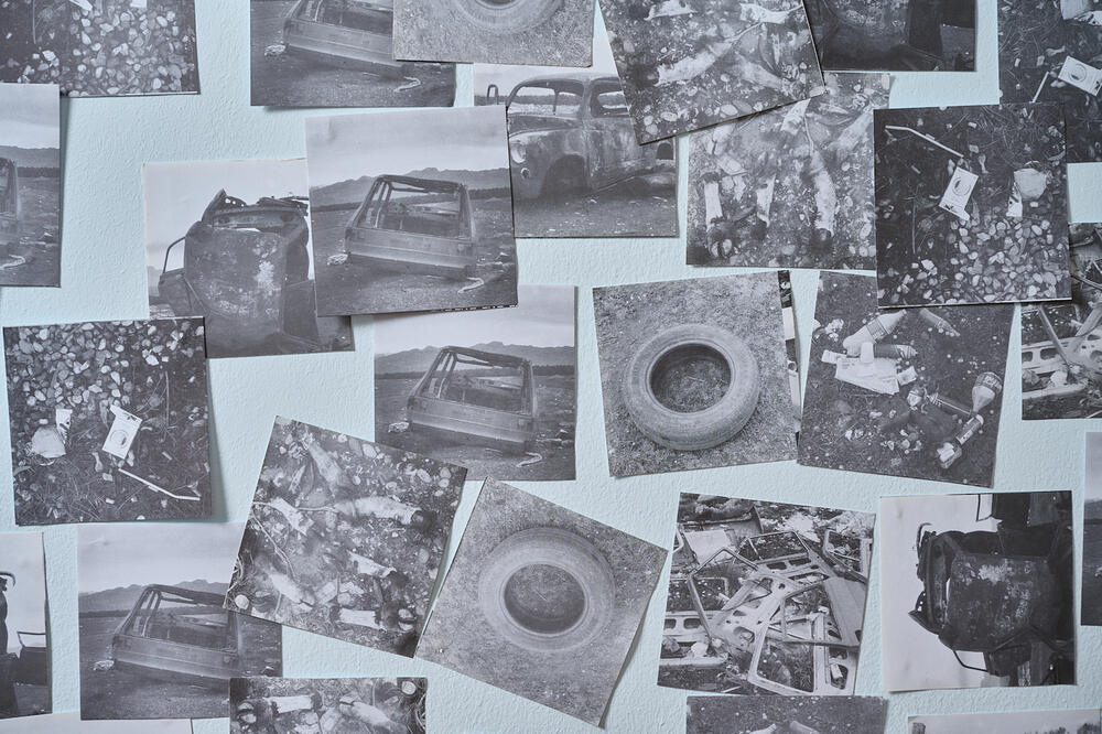 Detalj sa izložbe “Cinizam srebrnog kontejnera”