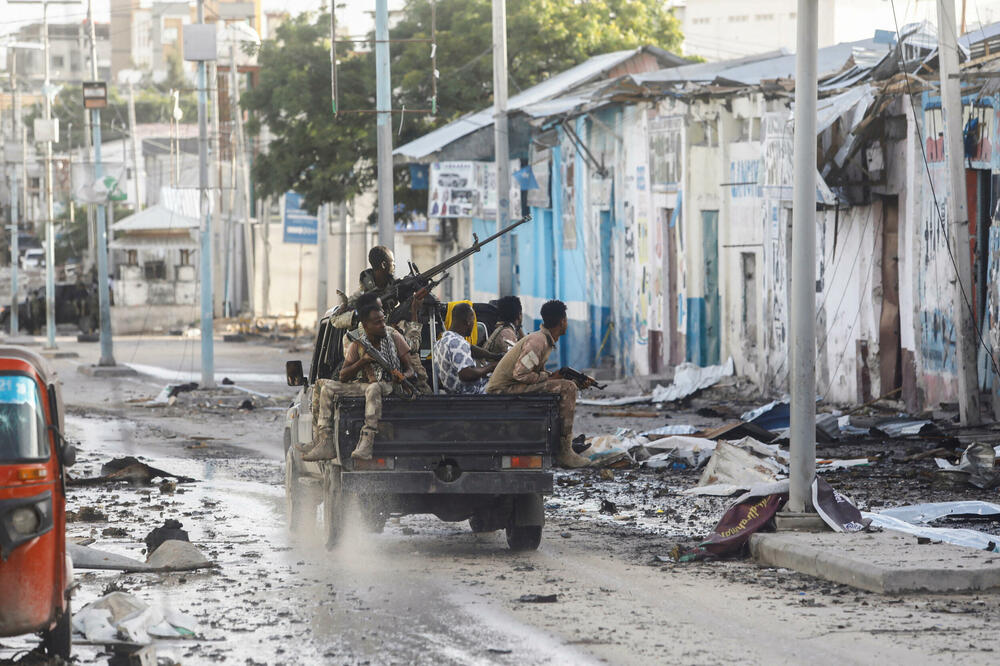 Somalijski službenici bezbijednosti prolaze pored dijela hotela Hajat, Foto: REUTERS