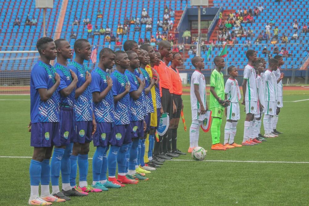 Mladi fudbaleri Sijera Leona u plavim i Mauritanije u bijelim dresovima, Foto: www.facebook.com/ffrim/