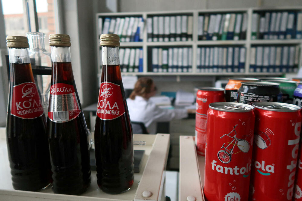 Flaše i liminke napitaka u kompaniji “Černogolovka” u regionu Moskve, Foto: Rojters