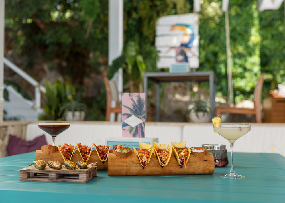 <p>U srcu Budvanskog zaliva, pronađite potpuno drugačiji svijet i izgubite se u jedinstvenom boho ambijentu plaže i restorana Key West by Nikki Beach, dok uživate u autentičnim karipskim i latino zalogajima.</p>  <p> </p>  <p>Skriven u gustoj šumi kompleksa Dukley Gardens, između stjenovitih obronaka i mora, Key West by Nikki Beach transformiše dobro poznatu lakoću življenja na Jadranu kroz poseban latino i karipski začin koji se prožima kroz jela, pića, muziku i sveobuhvatnu atmosferu.</p>