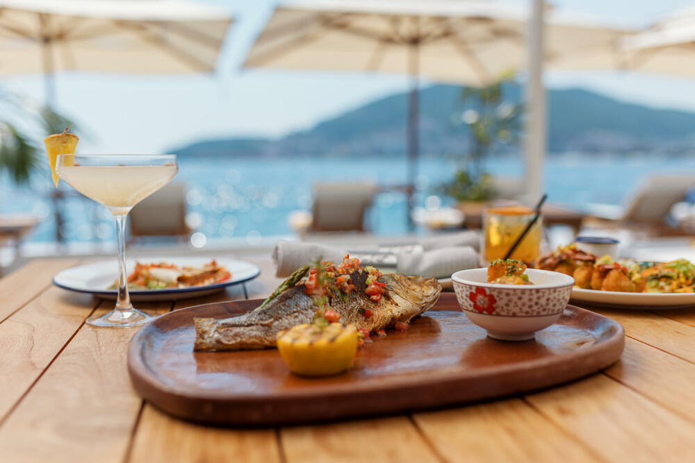 <p>U srcu Budvanskog zaliva, pronađite potpuno drugačiji svijet i izgubite se u jedinstvenom boho ambijentu plaže i restorana Key West by Nikki Beach, dok uživate u autentičnim karipskim i latino zalogajima.</p>  <p> </p>  <p>Skriven u gustoj šumi kompleksa Dukley Gardens, između stjenovitih obronaka i mora, Key West by Nikki Beach transformiše dobro poznatu lakoću življenja na Jadranu kroz poseban latino i karipski začin koji se prožima kroz jela, pića, muziku i sveobuhvatnu atmosferu.</p>