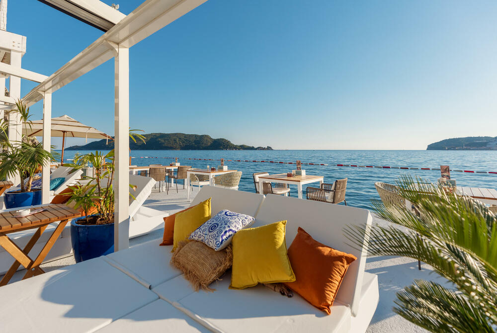 <p>U srcu Budvanskog zaliva, pronađite potpuno drugačiji svijet i izgubite se u jedinstvenom boho ambijentu plaže i restorana Key West by Nikki Beach, dok uživate u autentičnim karipskim i latino zalogajima.</p>  <p> </p>  <p>Skriven u gustoj šumi kompleksa Dukley Gardens, između stjenovitih obronaka i mora, Key West by Nikki Beach transformiše dobro poznatu lakoću življenja na Jadranu kroz poseban latino i karipski začin koji se prožima kroz jela, pića, muziku i sveobuhvatnu atmosferu.</p>