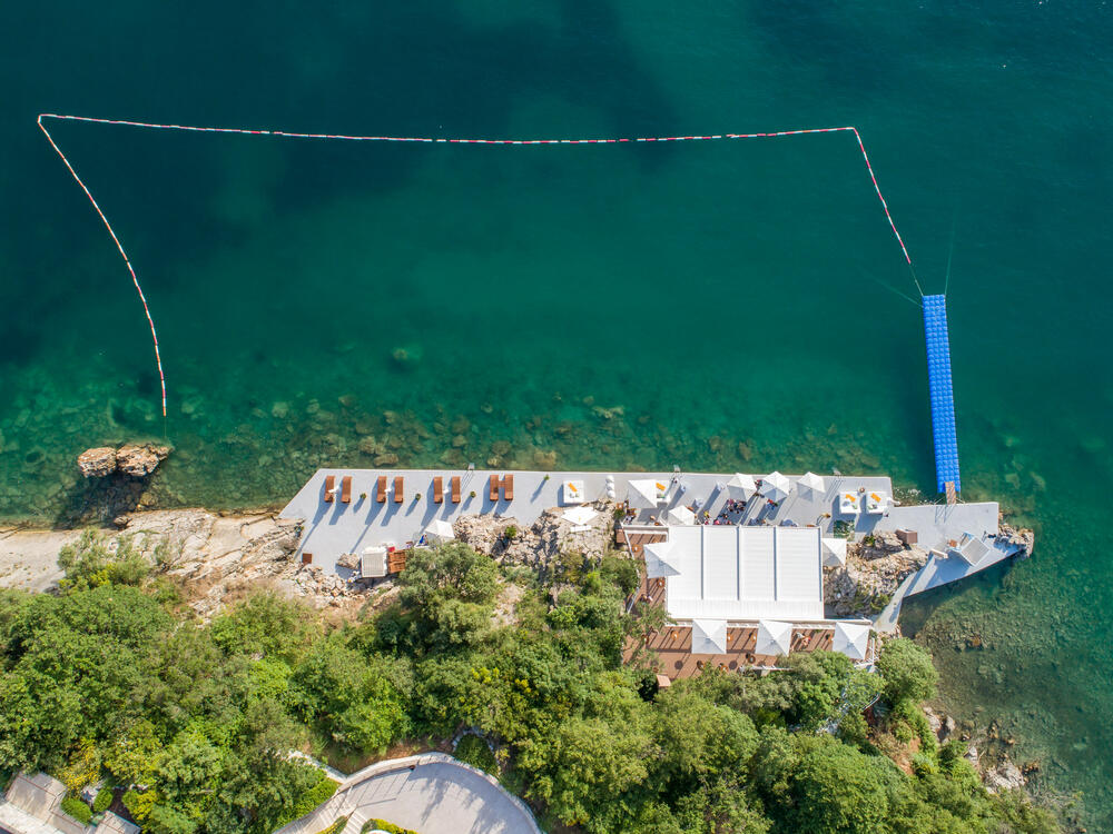 <p>U srcu Budvanskog zaliva, pronađite potpuno drugačiji svijet i izgubite se u jedinstvenom boho ambijentu plaže i restorana Key West by Nikki Beach, dok uživate u autentičnim karipskim i latino zalogajima.</p>  <p> </p>  <p>Skriven u gustoj šumi kompleksa Dukley Gardens, između stjenovitih obronaka i mora, Key West by Nikki Beach transformiše dobro poznatu lakoću življenja na Jadranu kroz poseban latino i karipski začin koji se prožima kroz jela, pića, muziku i sveobuhvatnu atmosferu.</p>