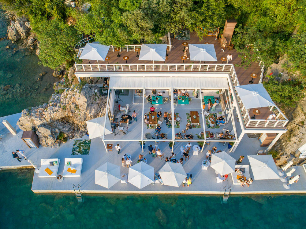 <p>U srcu Budvanskog zaliva, pronađite potpuno drugačiji svijet i izgubite se u jedinstvenom boho ambijentu plaže i restorana Key West by Nikki Beach, dok uživate u autentičnim karipskim i latino zalogajima.</p>  <p> </p>  <p>Skriven u gustoj šumi kompleksa Dukley Gardens, između stjenovitih obronaka i mora, Key West by Nikki Beach transformiše dobro poznatu lakoću življenja na Jadranu kroz poseban latino i karipski začin koji se prožima kroz jela, pića, muziku i sveobuhvatnu atmosferu.</p>