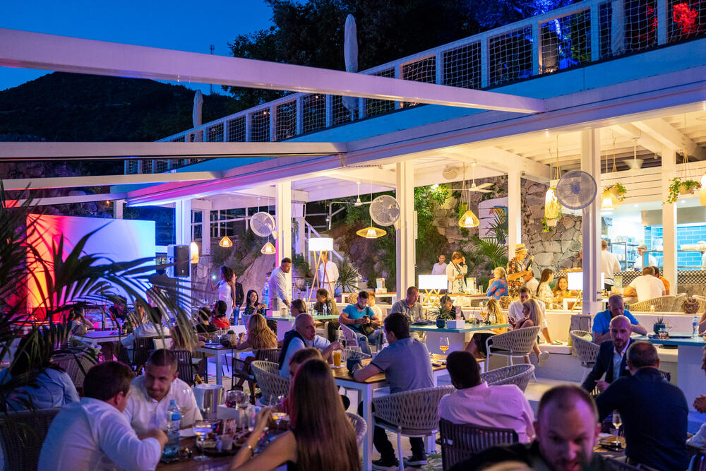 <p>U srcu Budvanskog zaliva, pronađite potpuno drugačiji svijet i izgubite se u jedinstvenom boho ambijentu plaže i restorana Key West by Nikki Beach, dok uživate u autentičnim karipskim i latino zalogajima.</p>  <p> </p>  <p>Skriven u gustoj šumi kompleksa Dukley Gardens, između stjenovitih obronaka i mora, Key West by Nikki Beach transformiše dobro poznatu lakoću življenja na Jadranu kroz poseban latino i karipski začin koji se prožima kroz jela, pića, muziku i sveobuhvatnu atmosferu.</p>