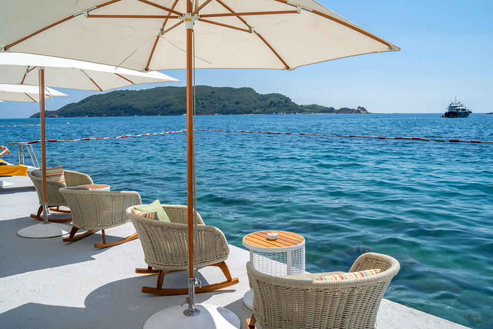 <p>U srcu Budvanskog zaliva, pronađite potpuno drugačiji svijet i izgubite se u jedinstvenom boho ambijentu plaže i restorana Key West by Nikki Beach, dok uživate u autentičnim karipskim i latino zalogajima.</p>  <p> </p>  <p>Skriven u gustoj šumi kompleksa Dukley Gardens, između stjenovitih obronaka i mora, Key West by Nikki Beach transformiše dobro poznatu lakoću življenja na Jadranu kroz poseban latino i karipski začin koji se prožima kroz jela, pića, muziku i sveobuhvatnu atmosferu.</p>