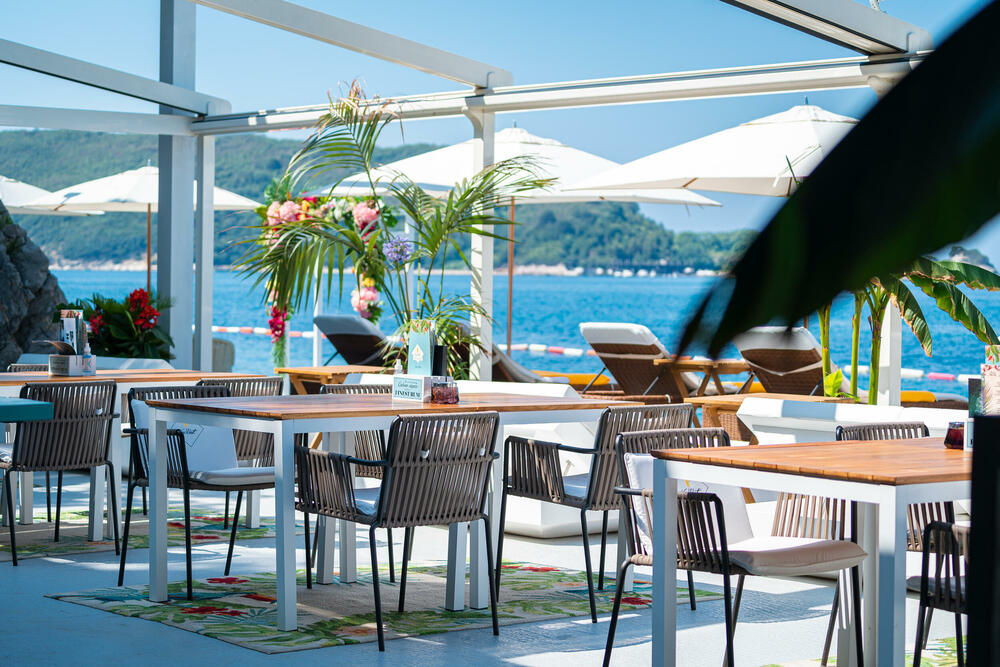 <p>U srcu Budvanskog zaliva, pronađite potpuno drugačiji svijet i izgubite se u jedinstvenom boho ambijentu plaže i restorana Key West by Nikki Beach, dok uživate u autentičnim karipskim i latino zalogajima.</p>  <p> </p>  <p>Skriven u gustoj šumi kompleksa Dukley Gardens, između stjenovitih obronaka i mora, Key West by Nikki Beach transformiše dobro poznatu lakoću življenja na Jadranu kroz poseban latino i karipski začin koji se prožima kroz jela, pića, muziku i sveobuhvatnu atmosferu.</p>