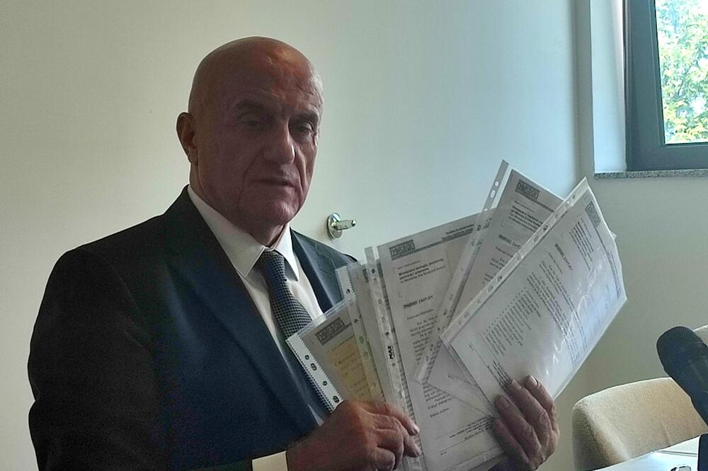 Davidović sa dokumentacijom, Foto: Svetlana Mandić