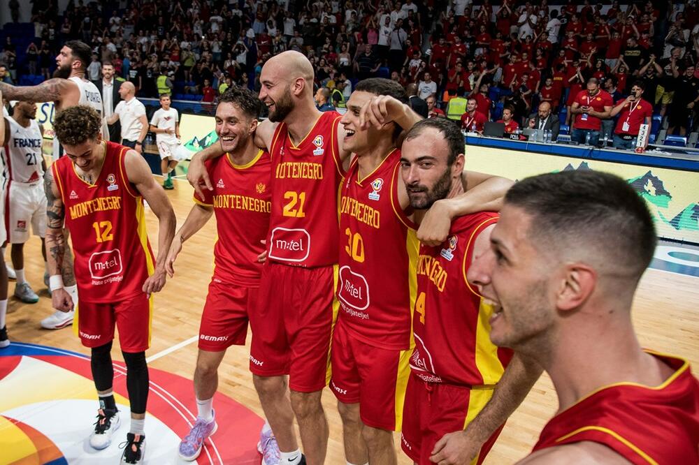 Pavlićević sa saigračima nakon pobjede nad Francuskom, Foto: fiba.basketball