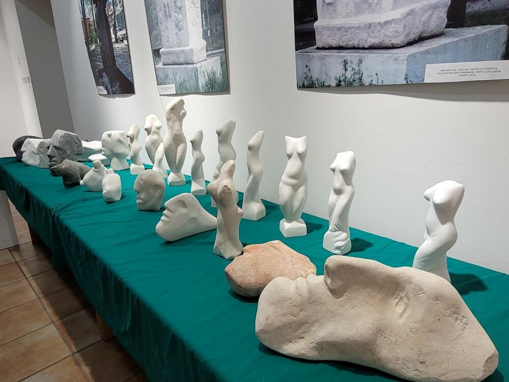 <p>”Ja napravim skulpture - da kupi neće niko. I onda ja motrim hoće li bar neko pokazati da mu se sviđa. Ako ja vidim da mu grakne oko na skulpturu, ja to poklonim, jer je i Hrist rekao Apostolima, ‘dobili ste badava, za badava i dajte’”, kaže umjetnik iz Mojkovca koji se ne može svrstati u bilo kakve kalupe</p>