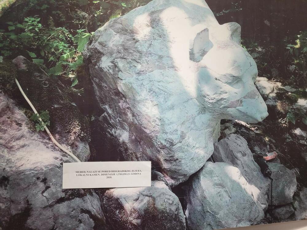 <p>”Ja napravim skulpture - da kupi neće niko. I onda ja motrim hoće li bar neko pokazati da mu se sviđa. Ako ja vidim da mu grakne oko na skulpturu, ja to poklonim, jer je i Hrist rekao Apostolima, ‘dobili ste badava, za badava i dajte’”, kaže umjetnik iz Mojkovca koji se ne može svrstati u bilo kakve kalupe</p>