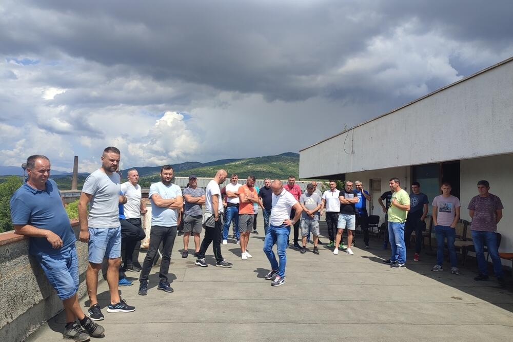 Broje dane do otpuštanja: Radnici juče na krovu fabrike, Foto: Svetlana Mandic