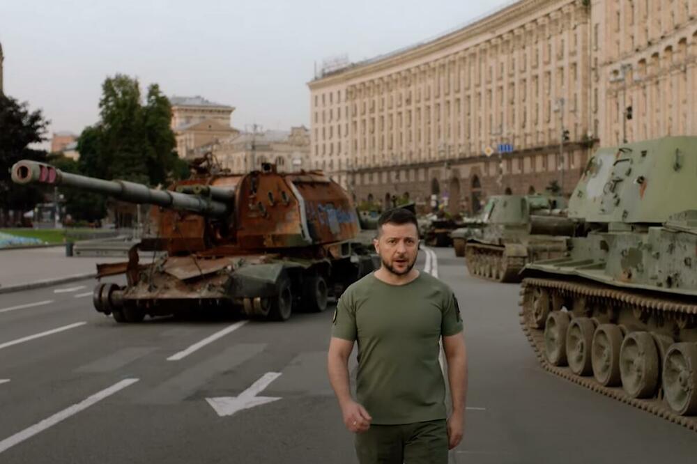 Zelenski pored uništenih ruskih tenkova u Kijevu tokom današnjeg obraćanja Ukrajincima, Foto: Printscreen YouTube/Office of the President of Ukraine