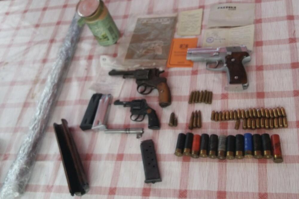 Oružje koje je pronašla policija, Foto: Uprava policije
