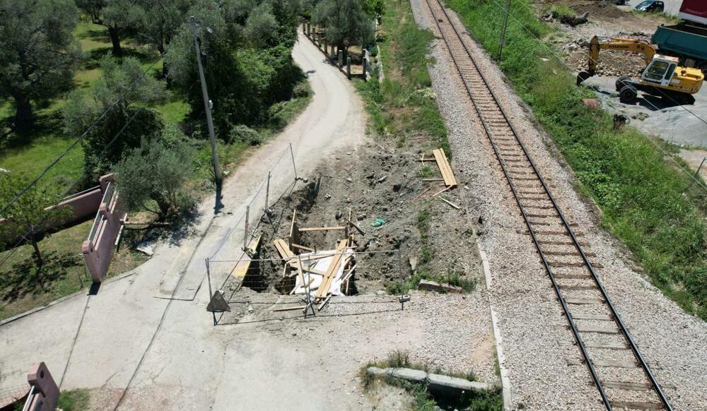 <p>U toj ulici se dva mjeseca izvode radovi čiji je rok završetka, kako navode iz Demokrata, već dvaput pomjeran</p>