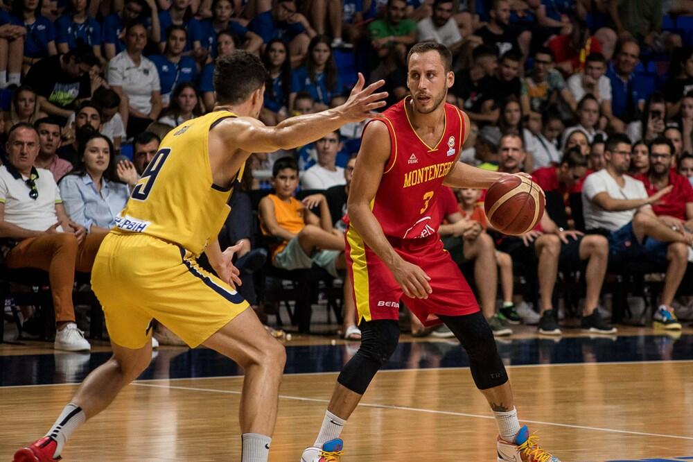 Vladimir Mihailović u duelu sa Amarom Gegićem, Foto: FIBA