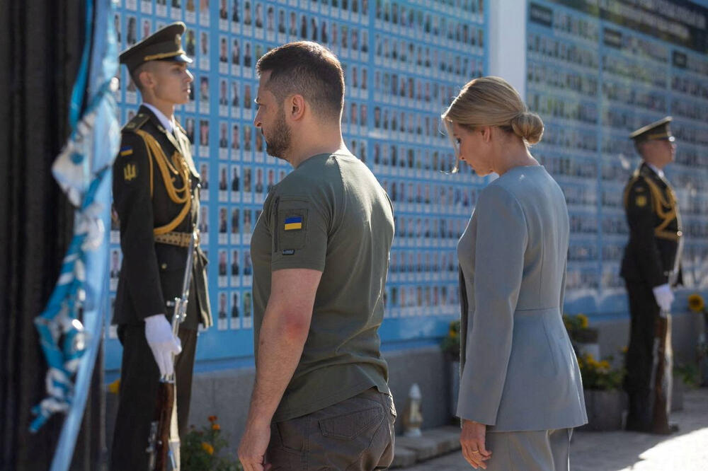 Ukrajinski predsjednik Volodimir Zelenski sa suprugom Olenom posjetio je memorijalni zid palim braniteljima Ukrajine