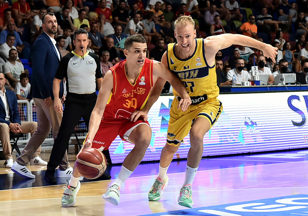 <p>Košarkaši Crne Gore kolektivnom igrom, u kojoj se svakog trenutka znalo ko šta radi, ubjedljivo savladali Bosnu i Hercegovinu (88:69) na početku druge faze kvalifikacija za Mundobasket</p>