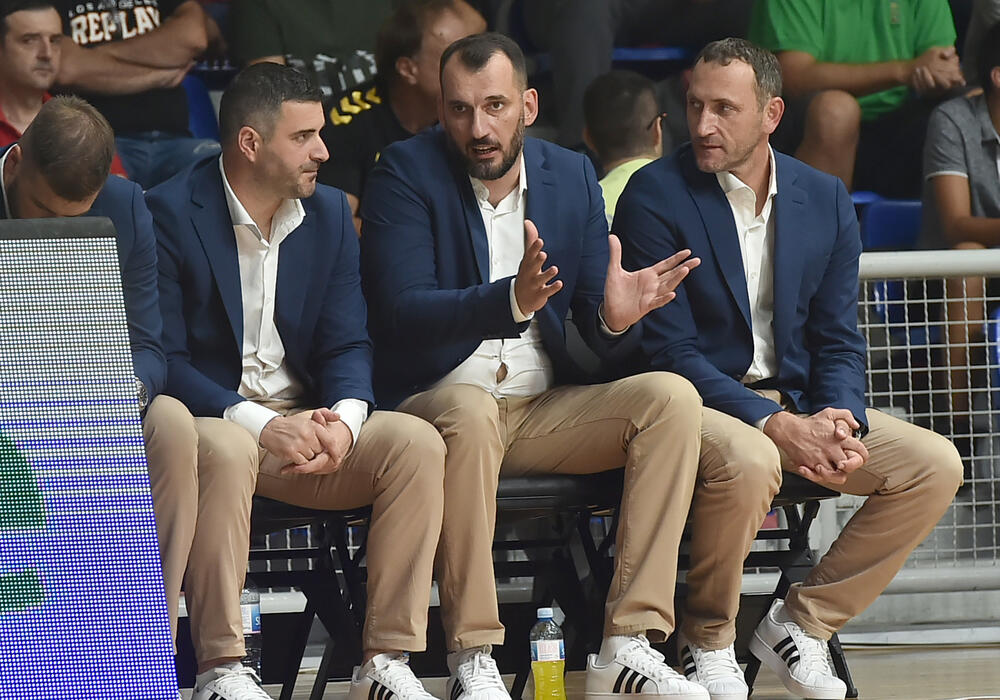<p>Košarkaši Crne Gore kolektivnom igrom, u kojoj se svakog trenutka znalo ko šta radi, ubjedljivo savladali Bosnu i Hercegovinu (88:69) na početku druge faze kvalifikacija za Mundobasket</p>