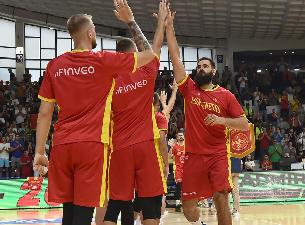 <p>Košarkaši Crne Gore kolektivnom igrom, u kojoj se svakog trenutka znalo ko šta radi, ubjedljivo savladali Bosnu i Hercegovinu (88:69) na početku druge faze kvalifikacija za Mundobasket</p>