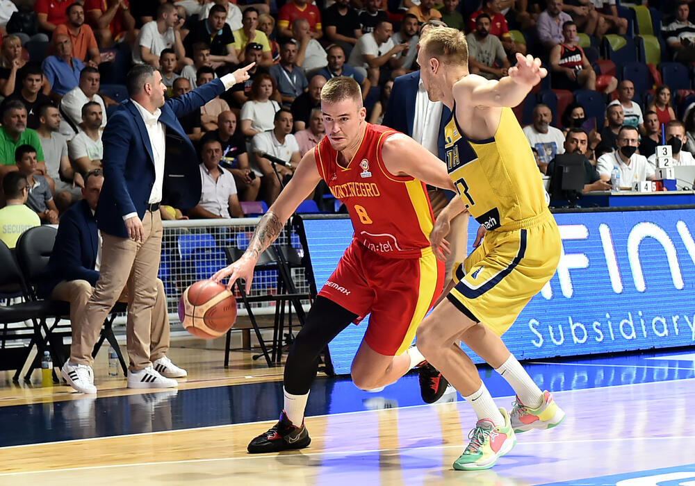 <p>Košarkaši Crne Gore kolektivnom igrom, u kojoj se svakog trenutka znalo ko šta radi, ubjedljivo savladali Bosnu i Hercegovinu (88:69) na početku druge faze kvalifikacija za Mundobasket</p>