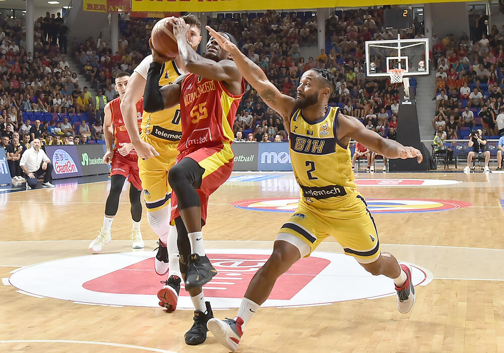 <p>Košarkaši Crne Gore kolektivnom igrom, u kojoj se svakog trenutka znalo ko šta radi, ubjedljivo savladali Bosnu i Hercegovinu (88:69) na početku druge faze kvalifikacija za Mundobasket</p>