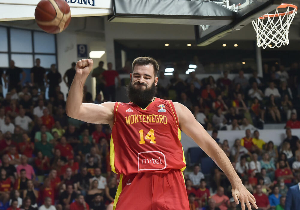 <p>Košarkaši Crne Gore kolektivnom igrom, u kojoj se svakog trenutka znalo ko šta radi, ubjedljivo savladali Bosnu i Hercegovinu (88:69) na početku druge faze kvalifikacija za Mundobasket</p>