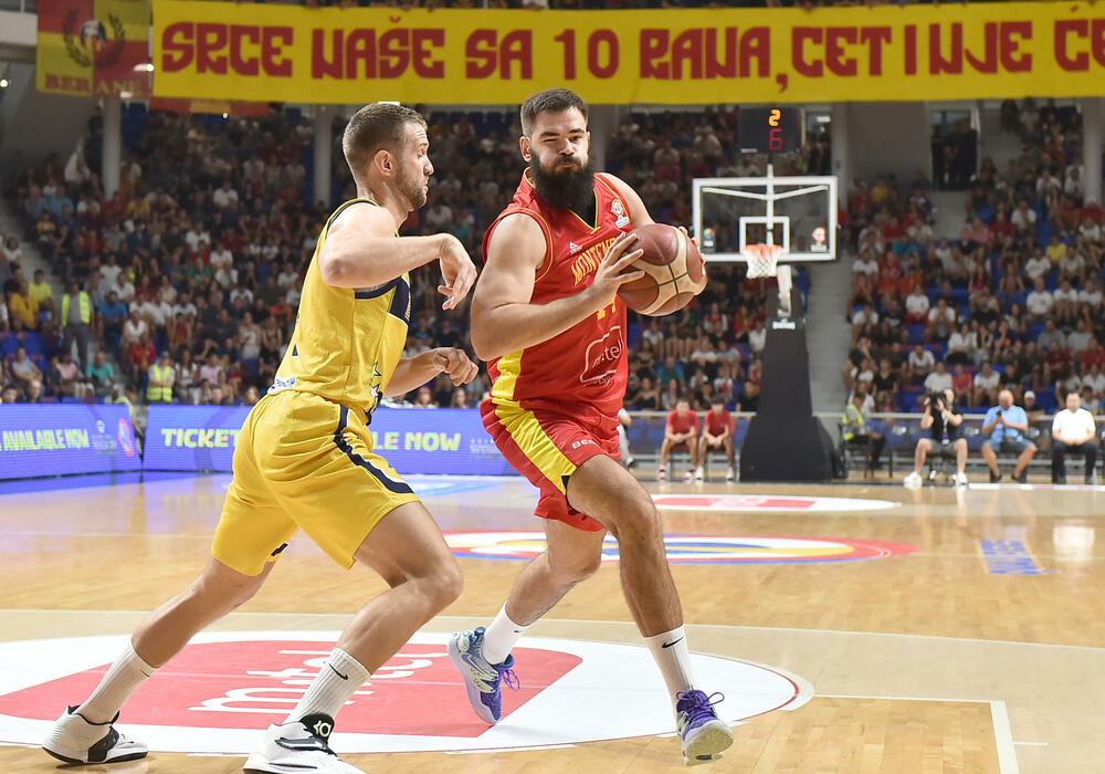 <p>Košarkaši Crne Gore kolektivnom igrom, u kojoj se svakog trenutka znalo ko šta radi, ubjedljivo savladali Bosnu i Hercegovinu (88:69) na početku druge faze kvalifikacija za Mundobasket</p>