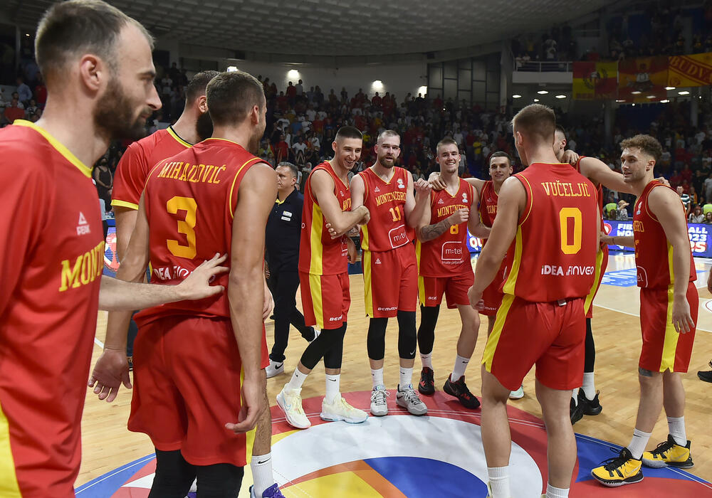 <p>Košarkaši Crne Gore kolektivnom igrom, u kojoj se svakog trenutka znalo ko šta radi, ubjedljivo savladali Bosnu i Hercegovinu (88:69) na početku druge faze kvalifikacija za Mundobasket</p>