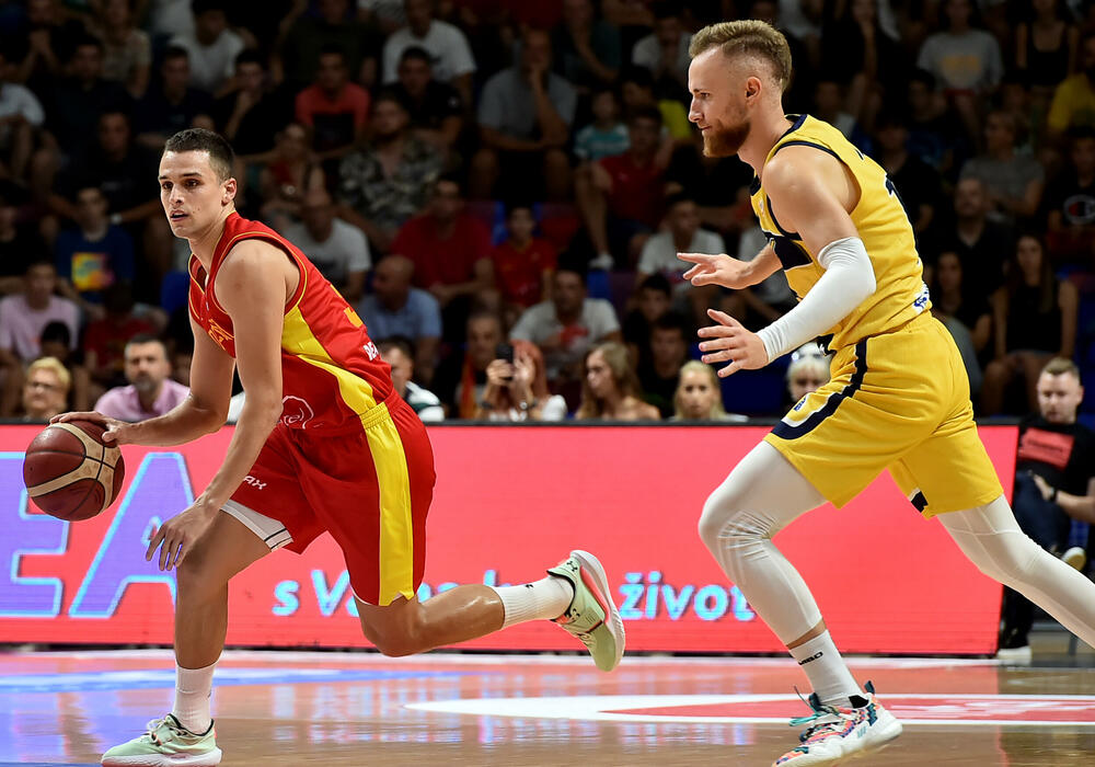 <p>Košarkaši Crne Gore kolektivnom igrom, u kojoj se svakog trenutka znalo ko šta radi, ubjedljivo savladali Bosnu i Hercegovinu (88:69) na početku druge faze kvalifikacija za Mundobasket</p>