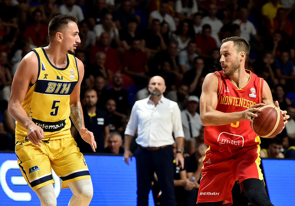 <p>Košarkaši Crne Gore kolektivnom igrom, u kojoj se svakog trenutka znalo ko šta radi, ubjedljivo savladali Bosnu i Hercegovinu (88:69) na početku druge faze kvalifikacija za Mundobasket</p>