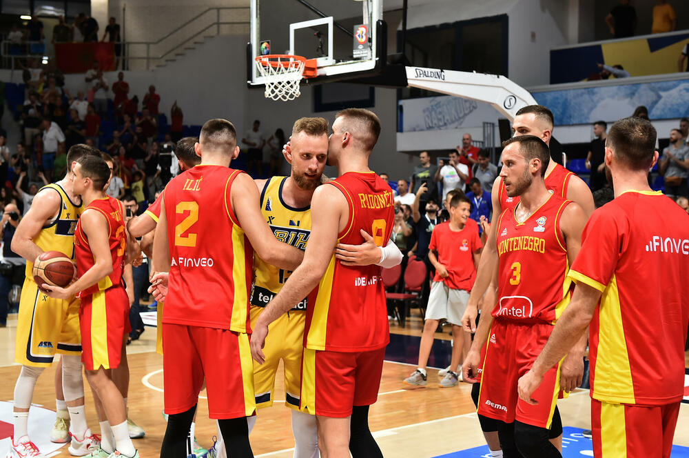 <p>Košarkaši Crne Gore kolektivnom igrom, u kojoj se svakog trenutka znalo ko šta radi, ubjedljivo savladali Bosnu i Hercegovinu (88:69) na početku druge faze kvalifikacija za Mundobasket</p>