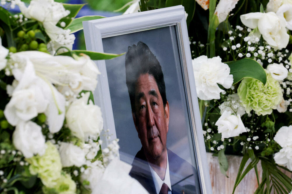 Fotografija ubijenog Abea u sjedištu Liberalno-demokratske partije u Tokiju, Foto: Reuters