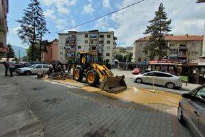 Bijelo Polje: Pukla cijev, voda se razliva ulicom
