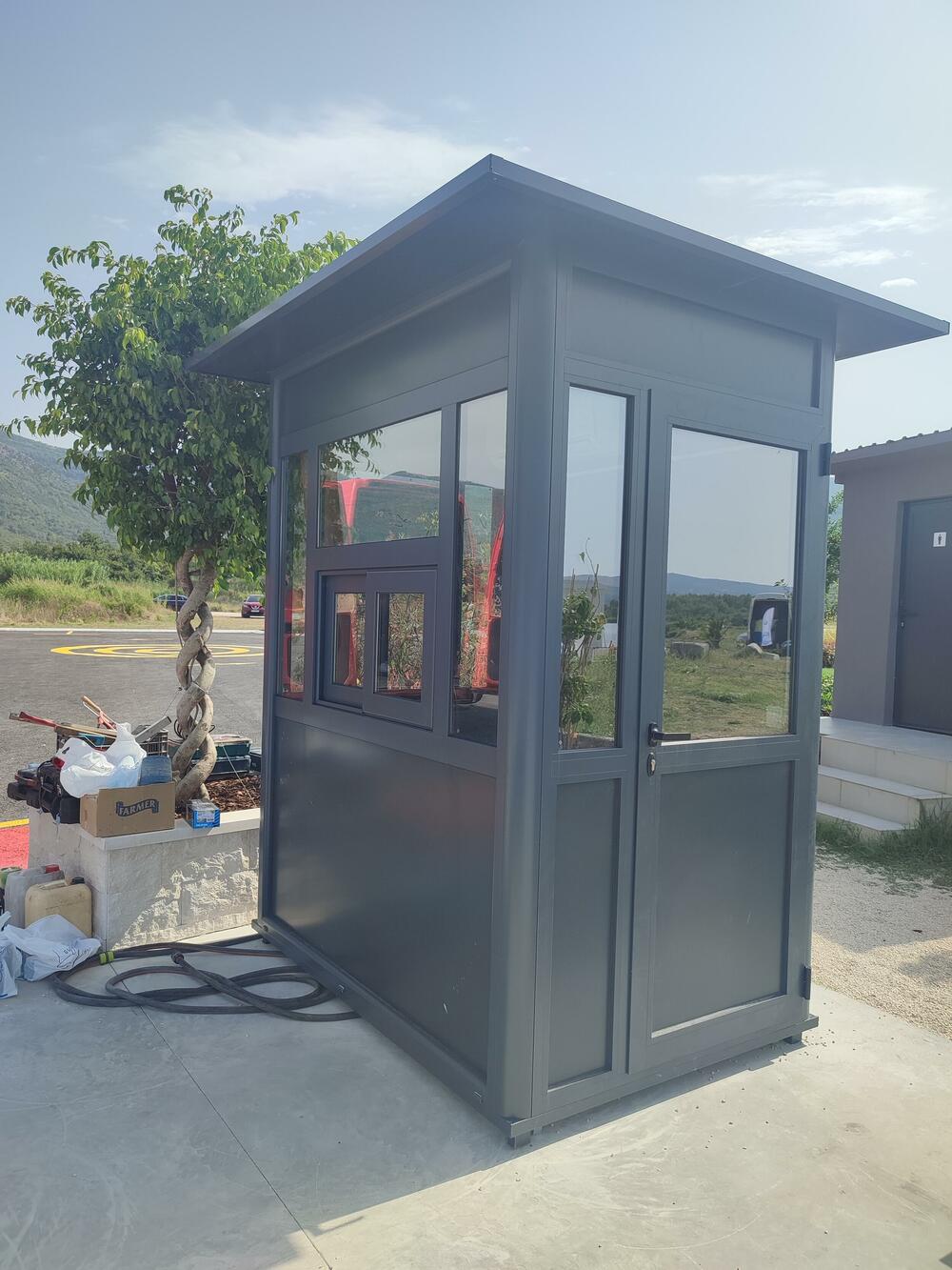 Prazan kiosk u kome nema radnika